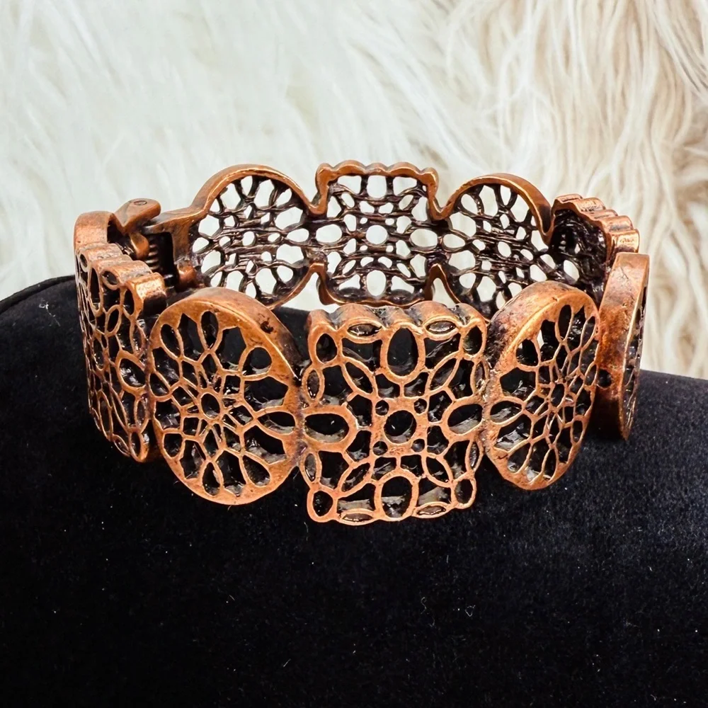 Beautiful vintage copper tone, cut out clamp bangle costume bracelet